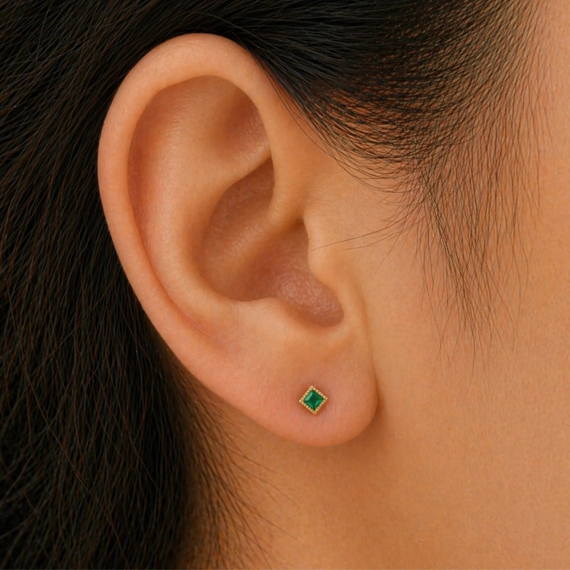 Boucles d'oreilles Indrani émeraude portée