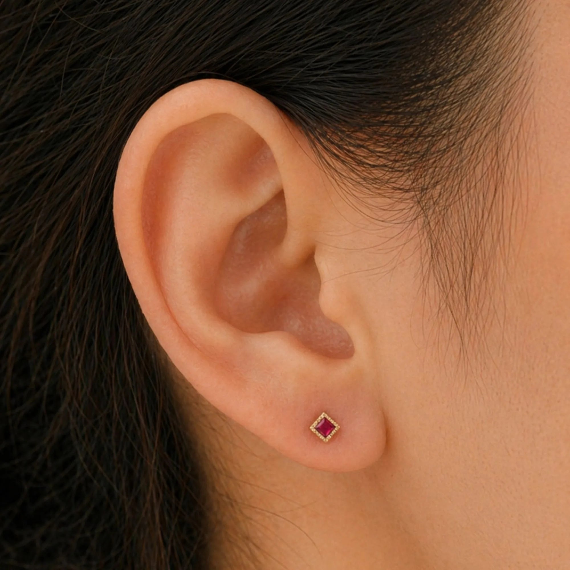 Boucles d'oreilles Indrani rubis portée