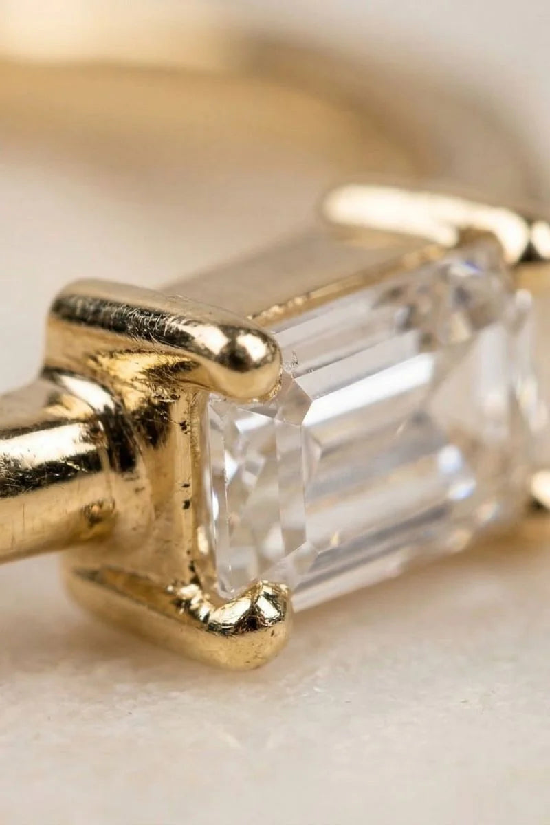 Ultra-macro sur les griffes d'une bague solitaire diamant, contrôle du sertissage