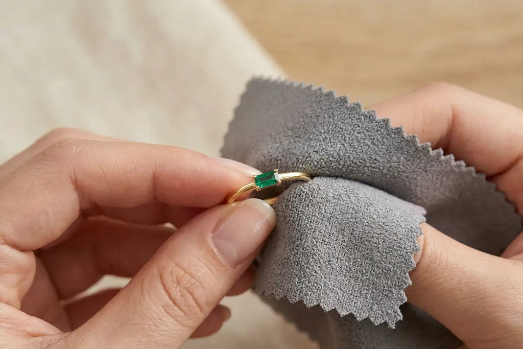 Nettoyage délicat d'une bague émeraude Mayuri avec un chiffon doux
