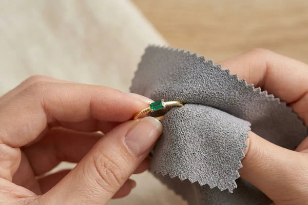 Comment entretenir un bijou en émeraude