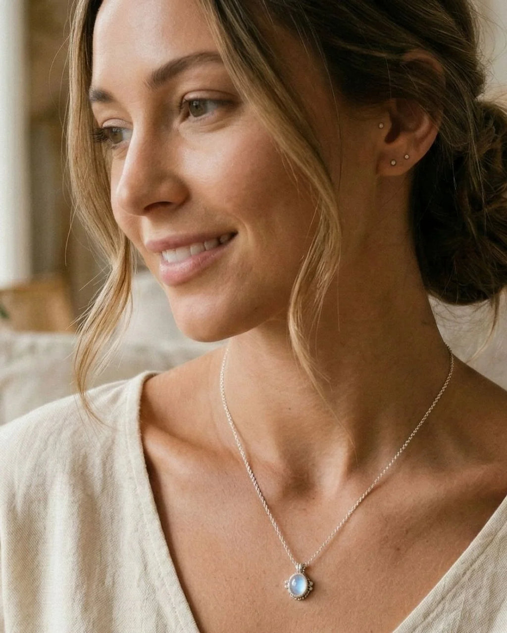 Or blanc 18 carats porté sur peau claire au sous-ton froid