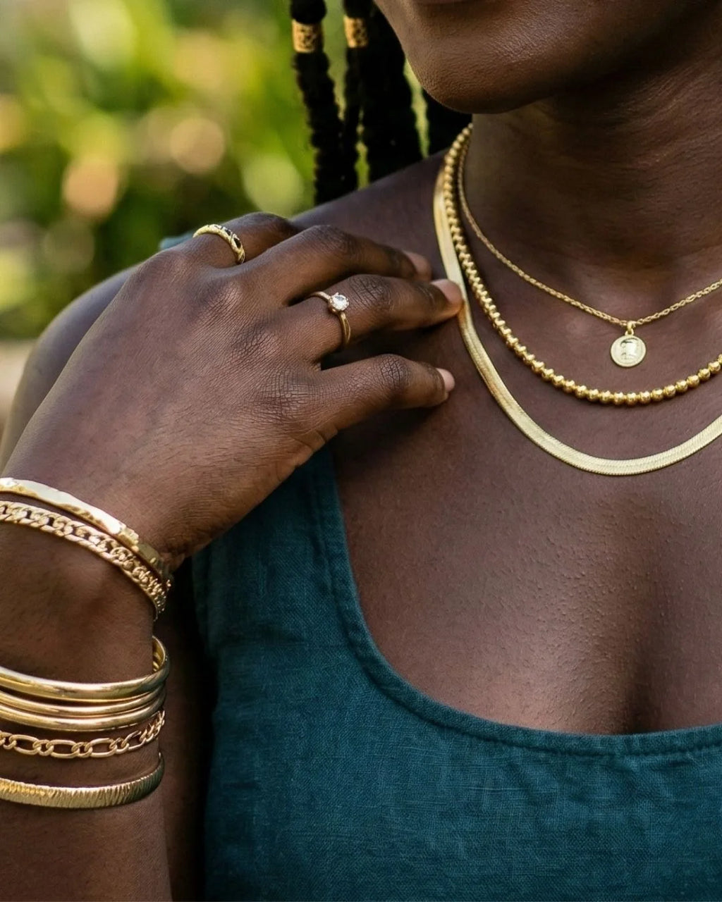 Or jaune 18 carats porté sur peau foncée, contraste or et ébène