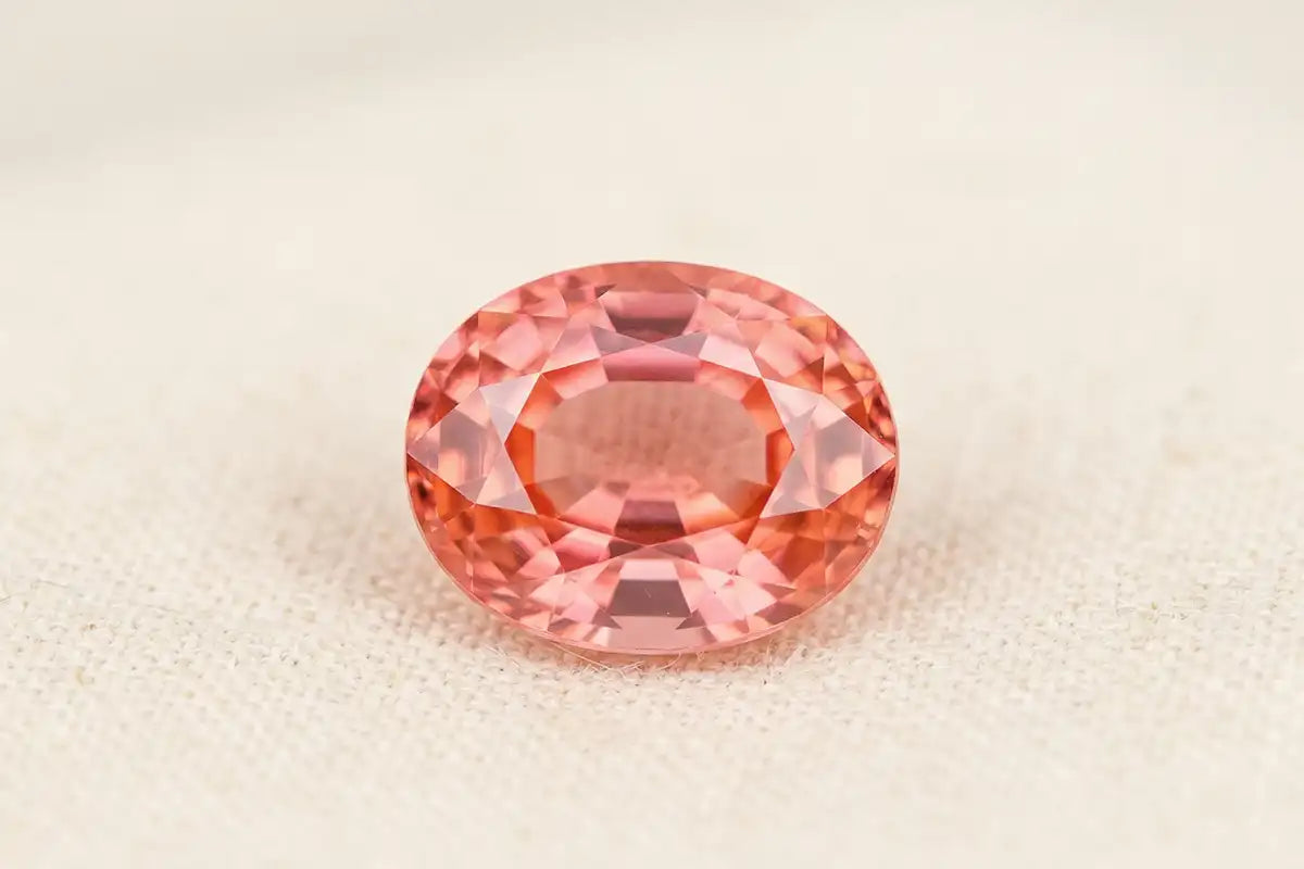 Saphir padparadscha naturel de Sri Lanka couleur rose-orange typique