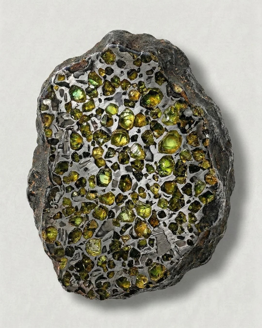 Cristaux d'olivine (péridot) dans une météorite pallasite, une gemme extraterrestre vieille de 4,5 milliards d'années