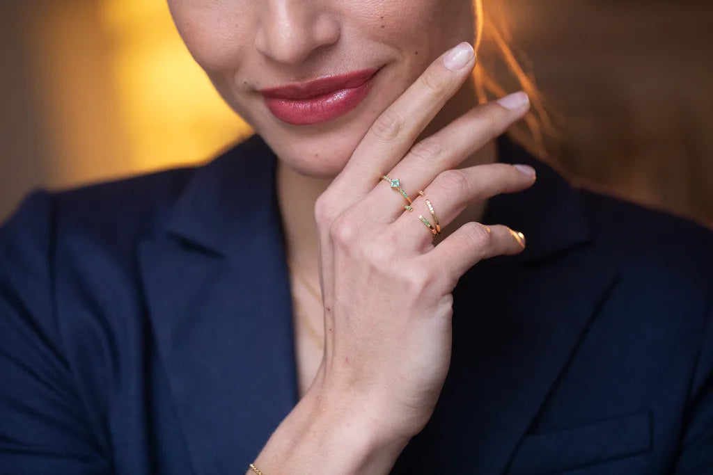 Bague Kali en émeraude naturelle et diamants sertie en or jaune 18 carats Mayuri portée à la main