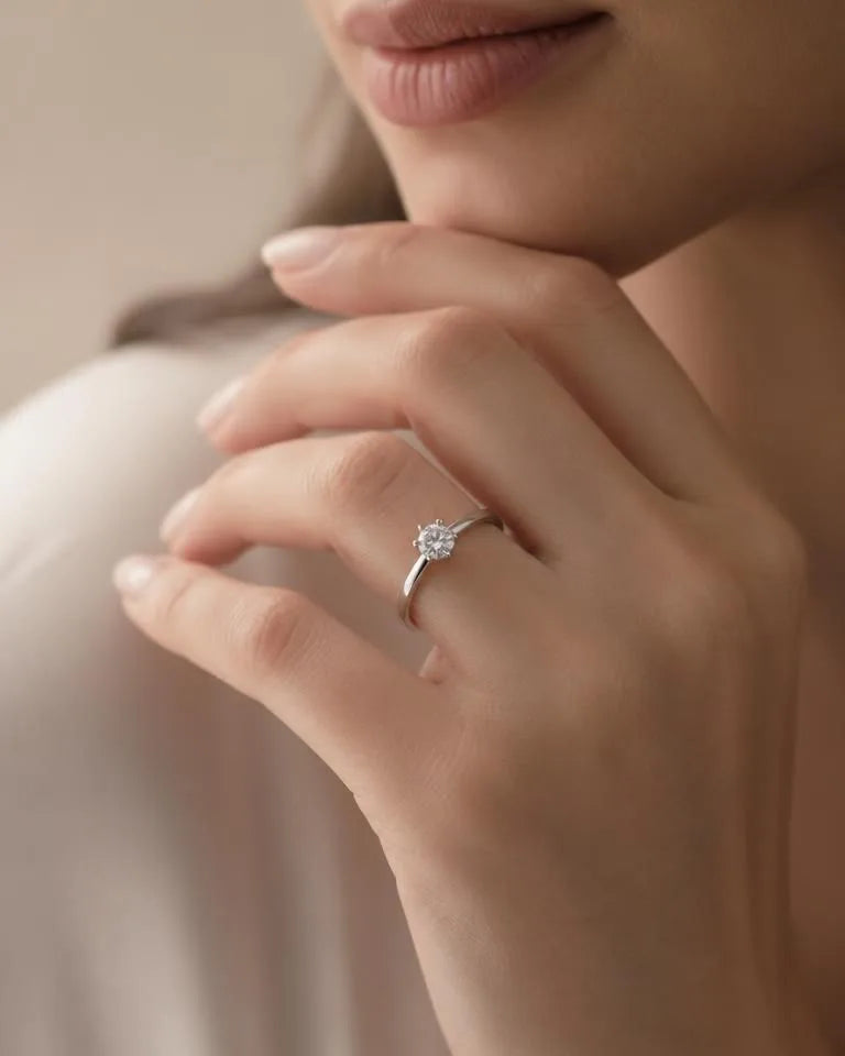 Bague solitaire diamant en or blanc 18 carats portée élégamment sur main féminine