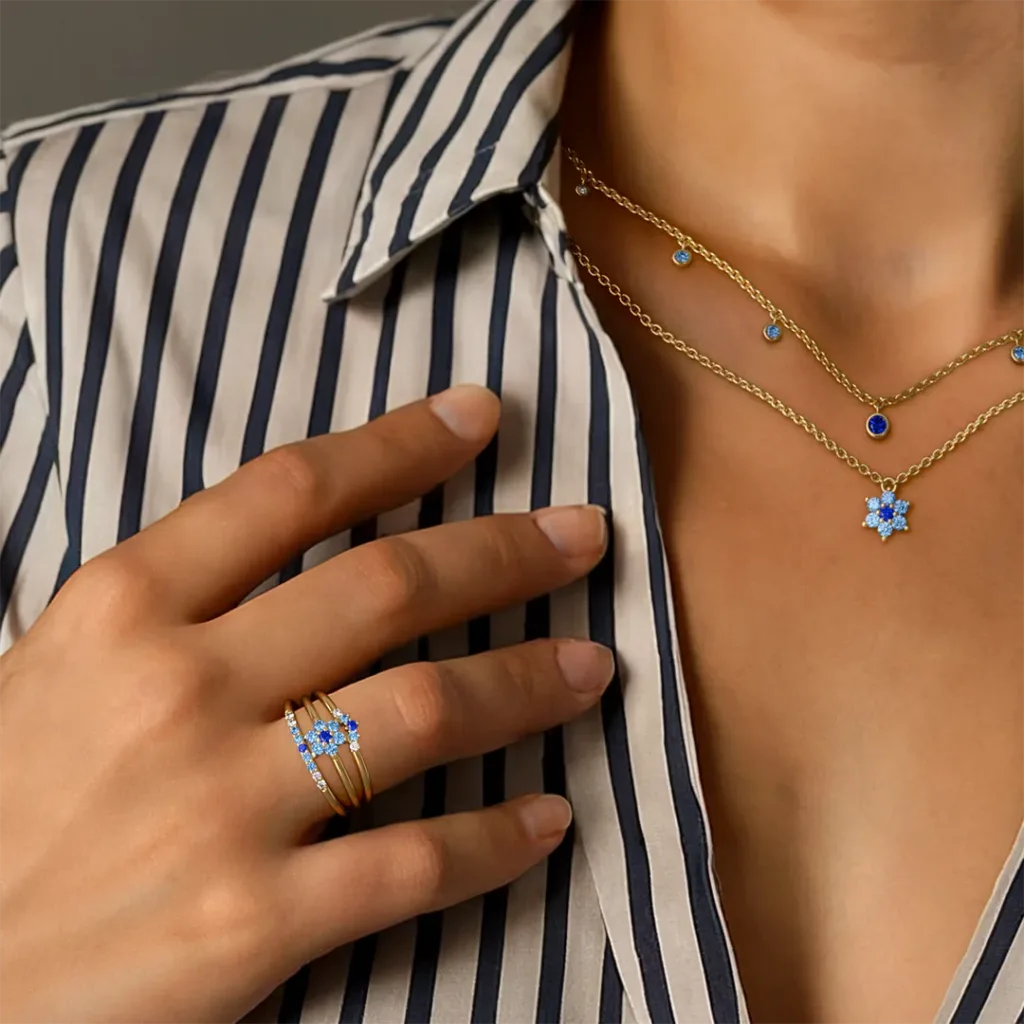 Collier et bagues Surya, Anaya et Kiran en or jaune 18 carats, gradient Sunset de saphirs roses et bleus portés par Mayuri
