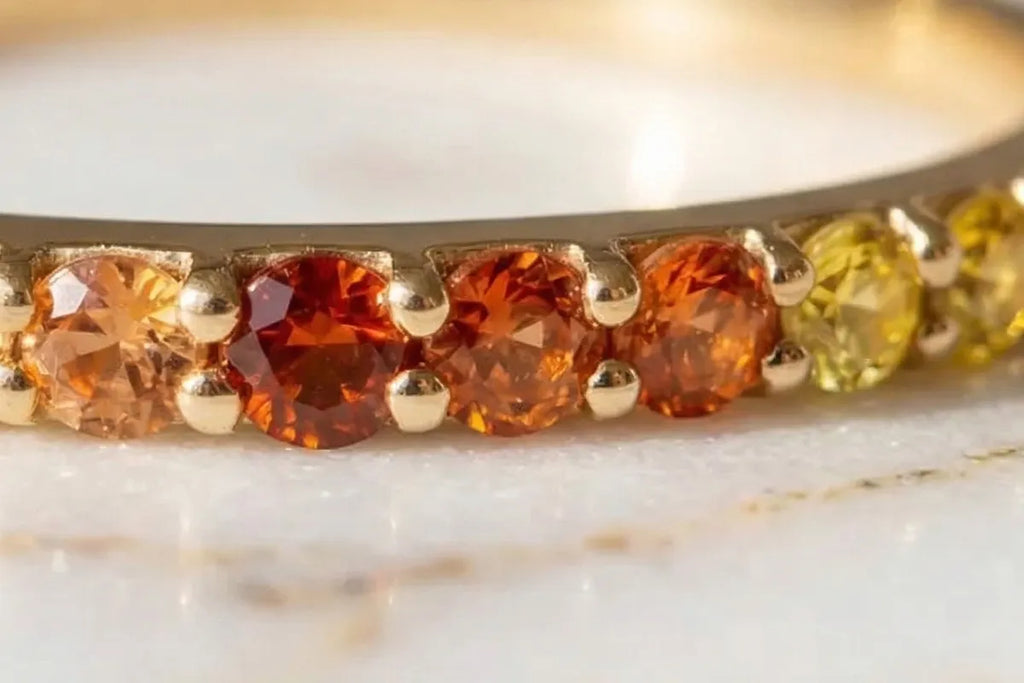 Bague Kiran Saphir Sunset, plan rapproché sur les 9 saphirs en gradient orange vers jaune