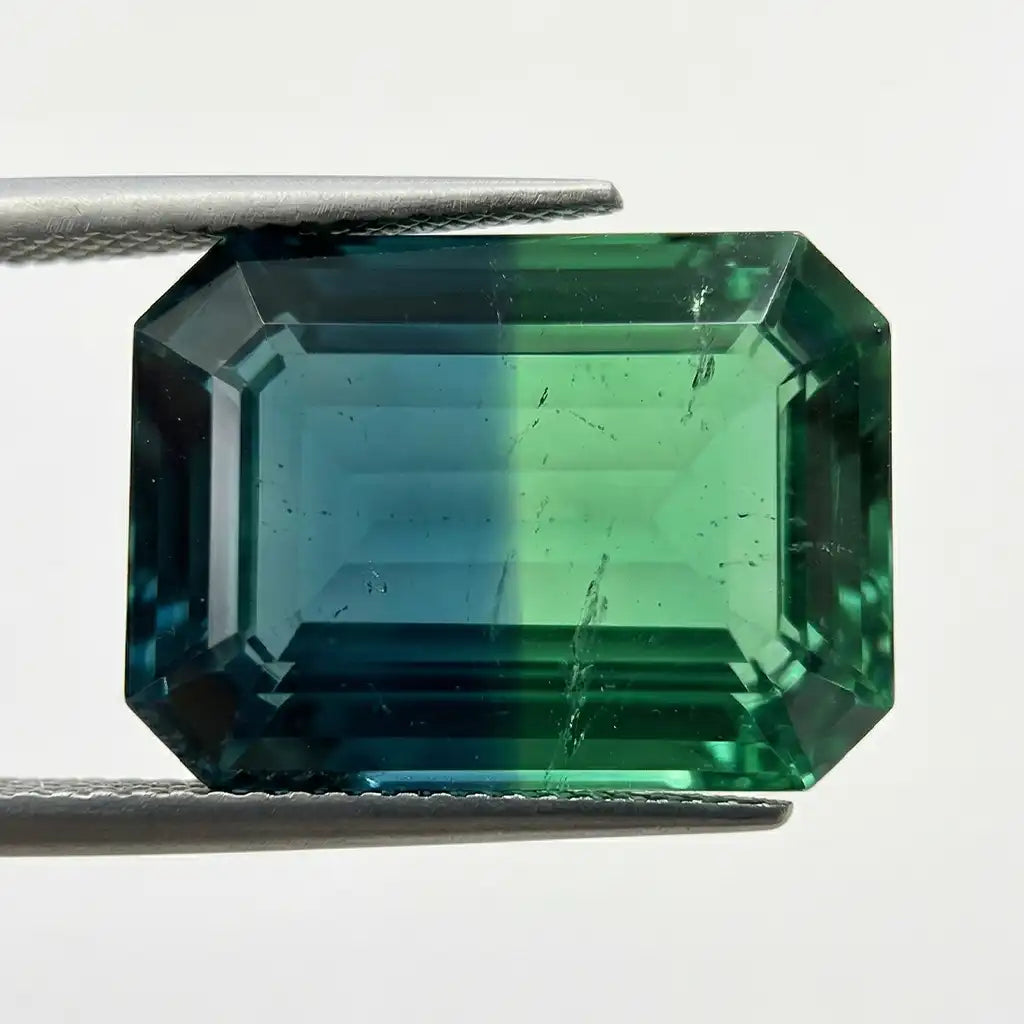 Saphir teal bicolore illustrant le color-zoning bleu-vert sur fond blanc