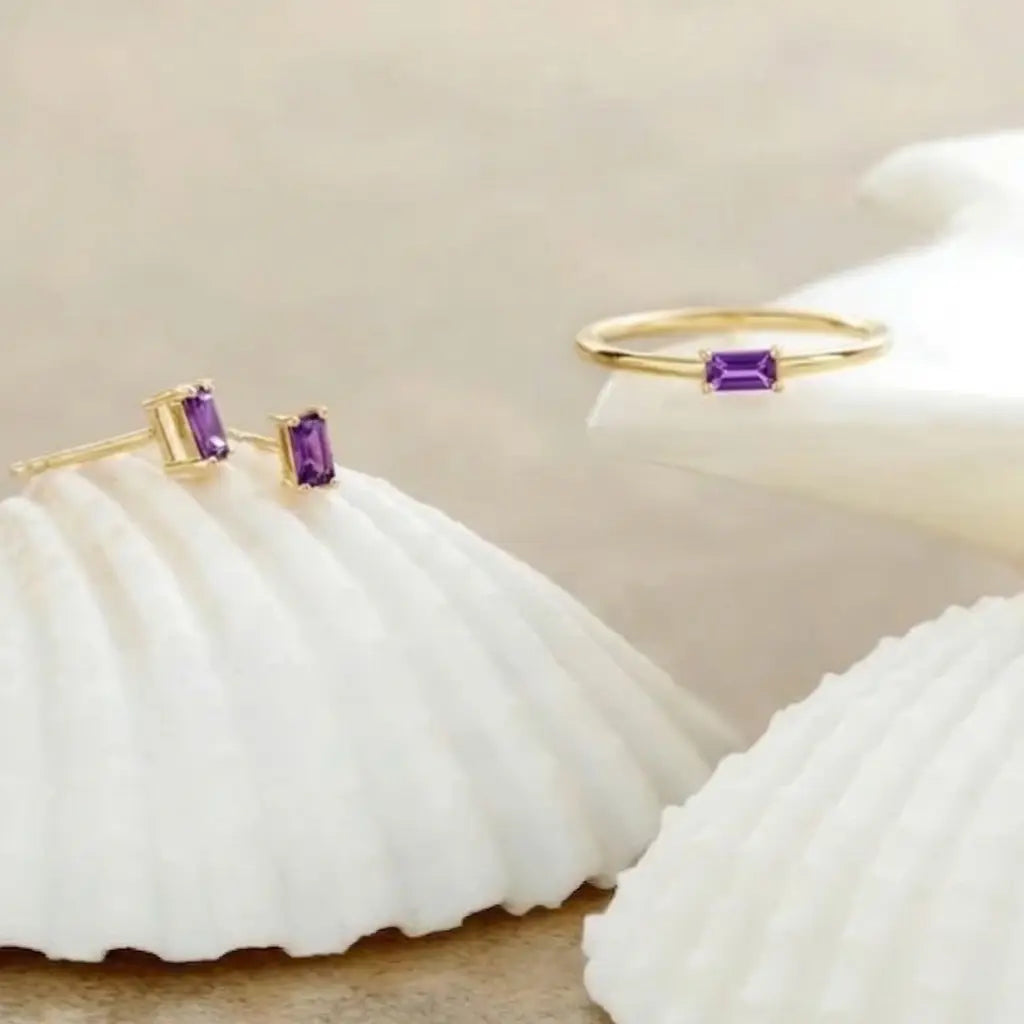 Boucles d'oreilles et bague en or jaune serties de saphirs violets taille baguette