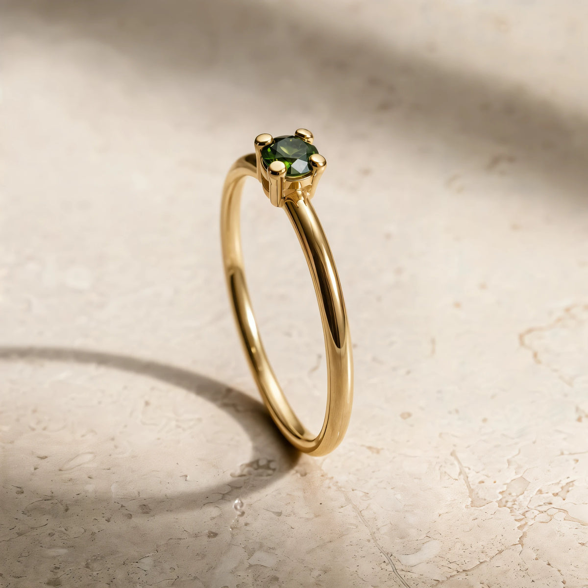 Bague Saral diamant vert en or jaune 18 carats, nature morte sur travertin