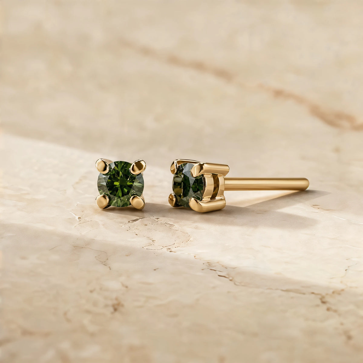 Boucles d'oreilles Saral diamant vert en or jaune 18 carats, puces posées sur travertin
