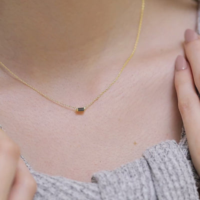 Collar baguette de diamantes negros Shanti en oro amarillo