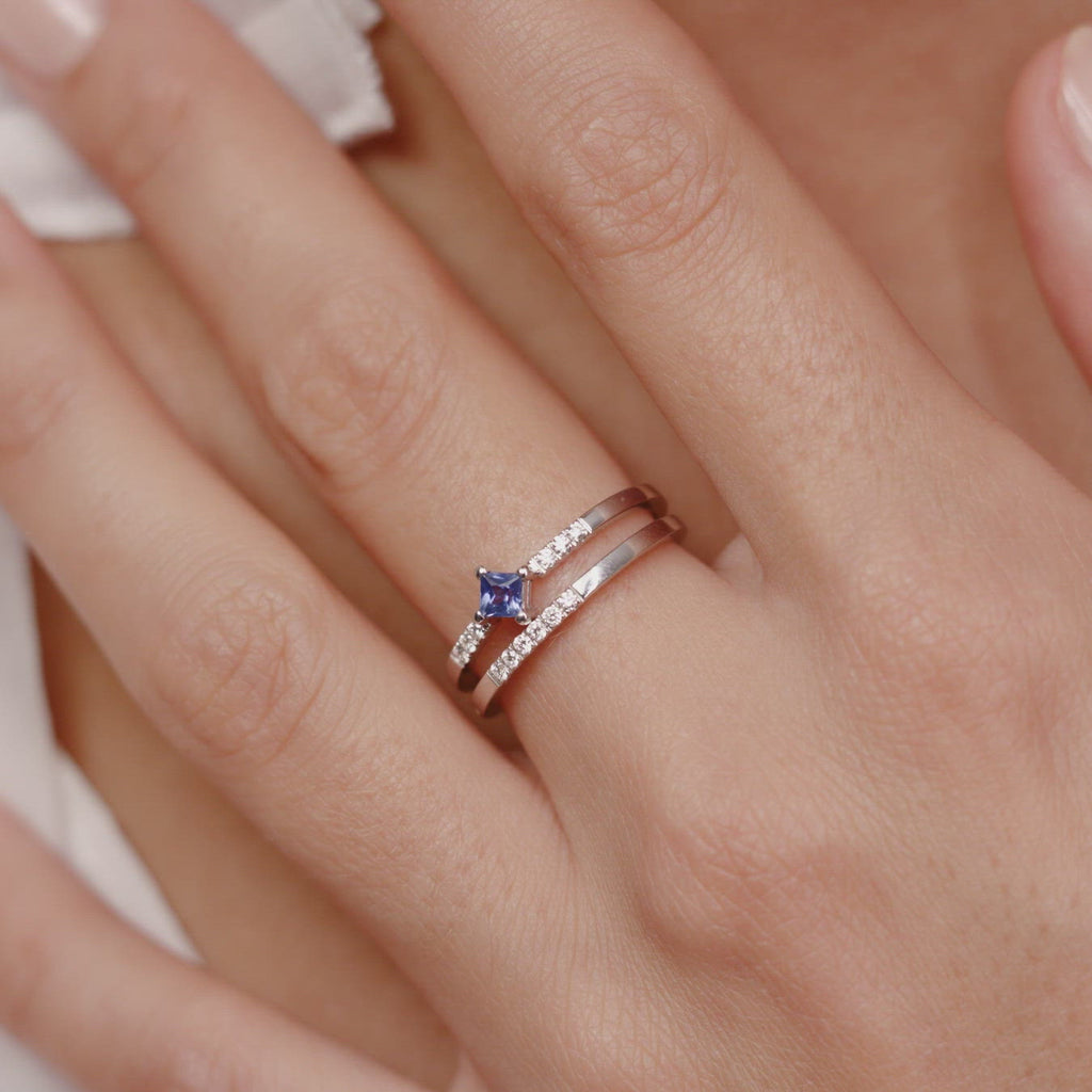 anillo de compromiso princesa Zafiro azul y pavé de diamante blanco en oro blanco de 18 quilates