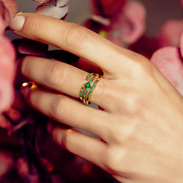 superposición de anillos finos en oro vermeil y esmeraldas