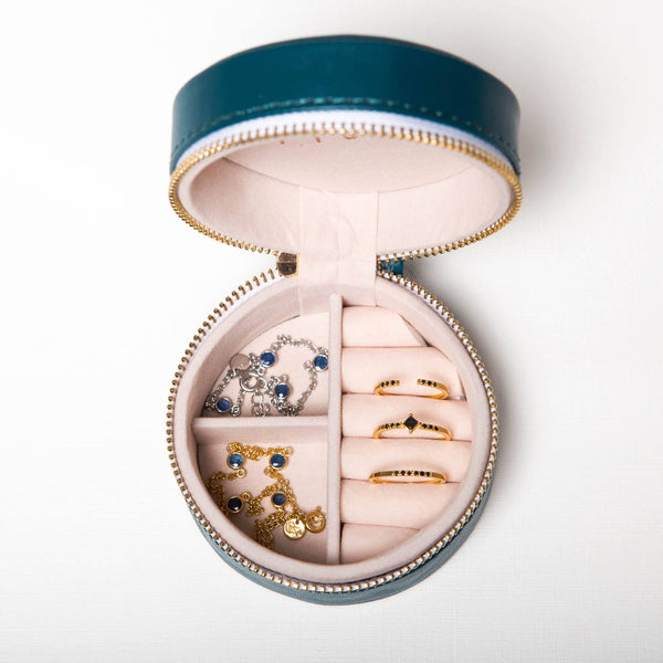 Mayuri jewelry box with zipper to carry your jewelry