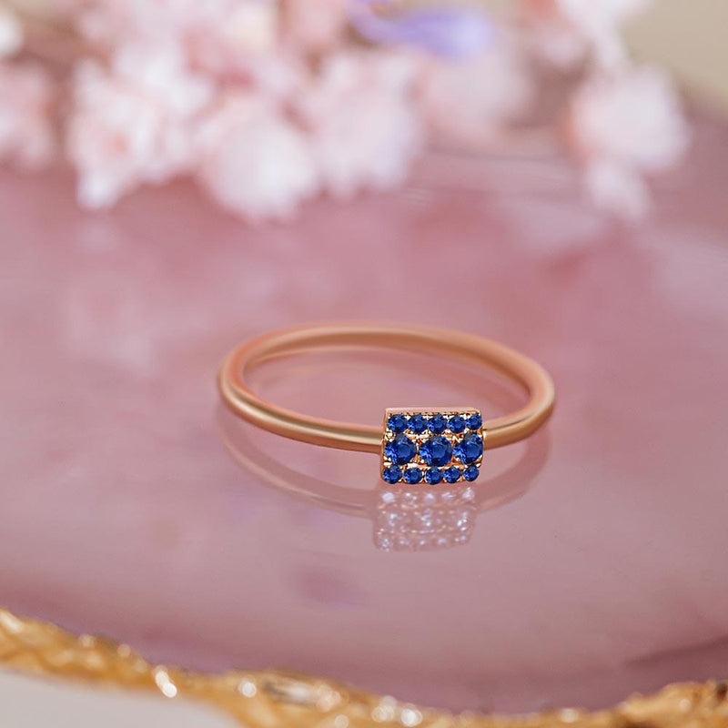 Rectangular Sapna ring in rose gold set with sapphires