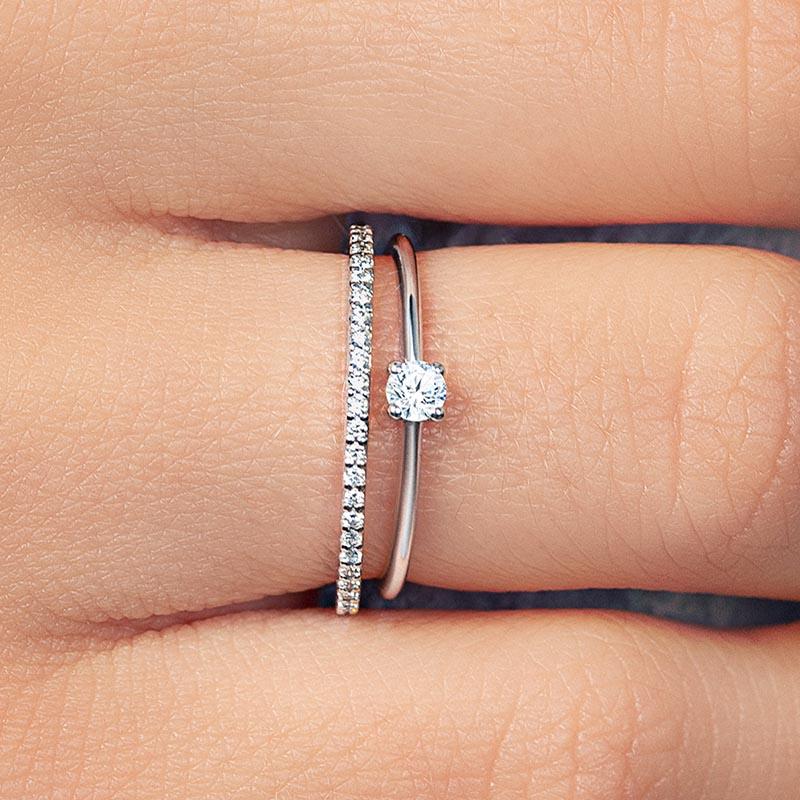 Alliance fine pavée combinée avec la bague de fiançailles Saral en diamant
