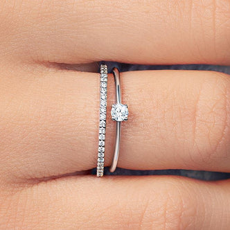 Alianza de boda fina pavimentado, combinada con el anillo de compromiso Saral con diamantes 