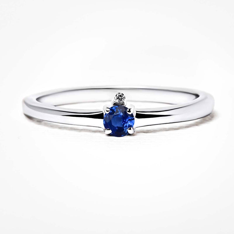 Ring with sapphire and white diamond in white gold