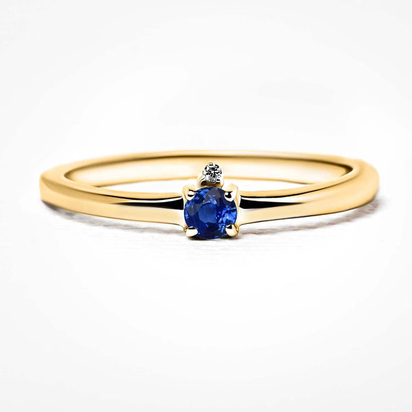 Ring with sapphire and white diamond in yellow gold