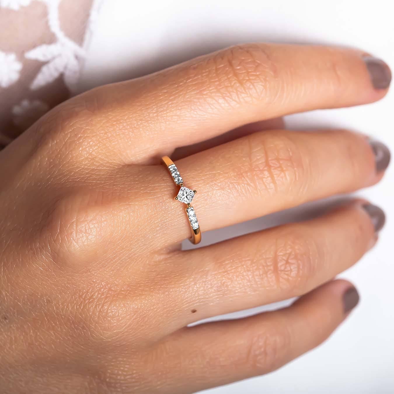 bague de fiançaille avec diamant coupe princesse pavée de diamants