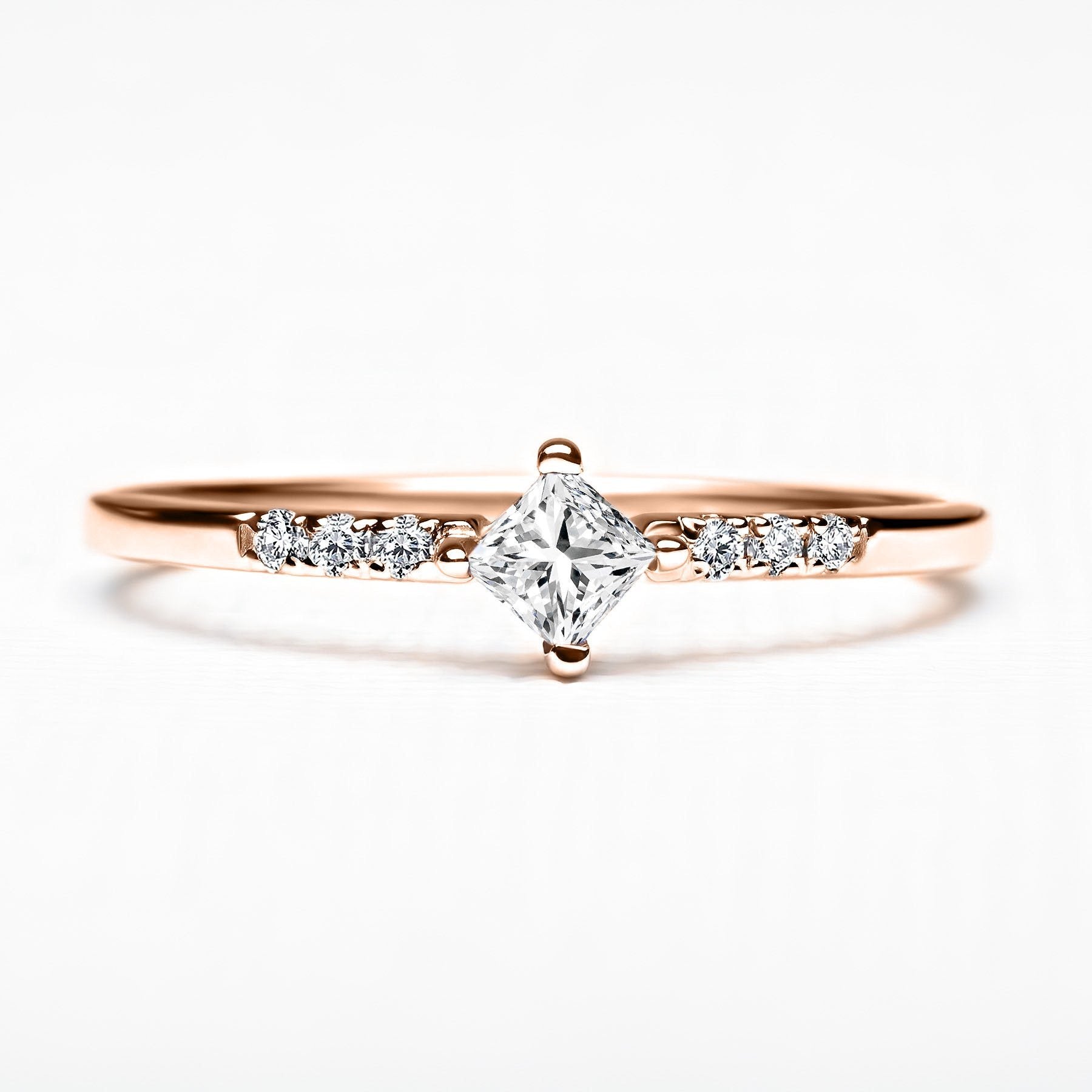 anillo de oro rosa con diamante cuadrado talla princesa