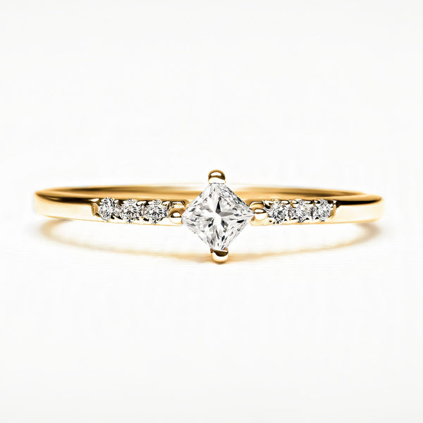 anillo pavimentado de diamantes princesa en oro amarillo