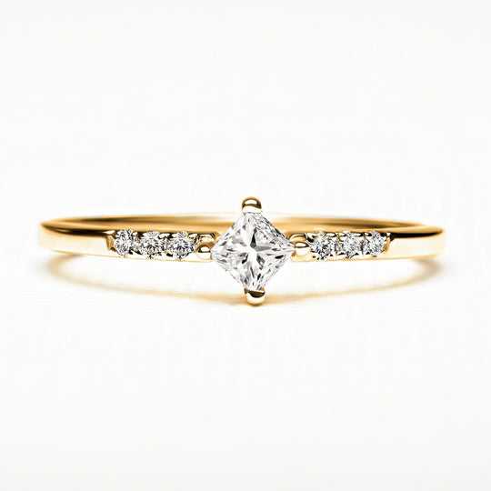 anillo pavimentado de diamantes princesa en oro amarillo