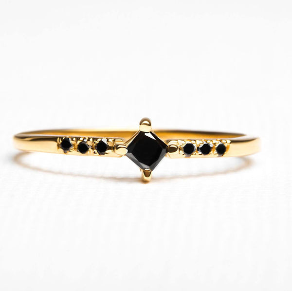 anillo de compromiso diamante negro talla princesa de oro