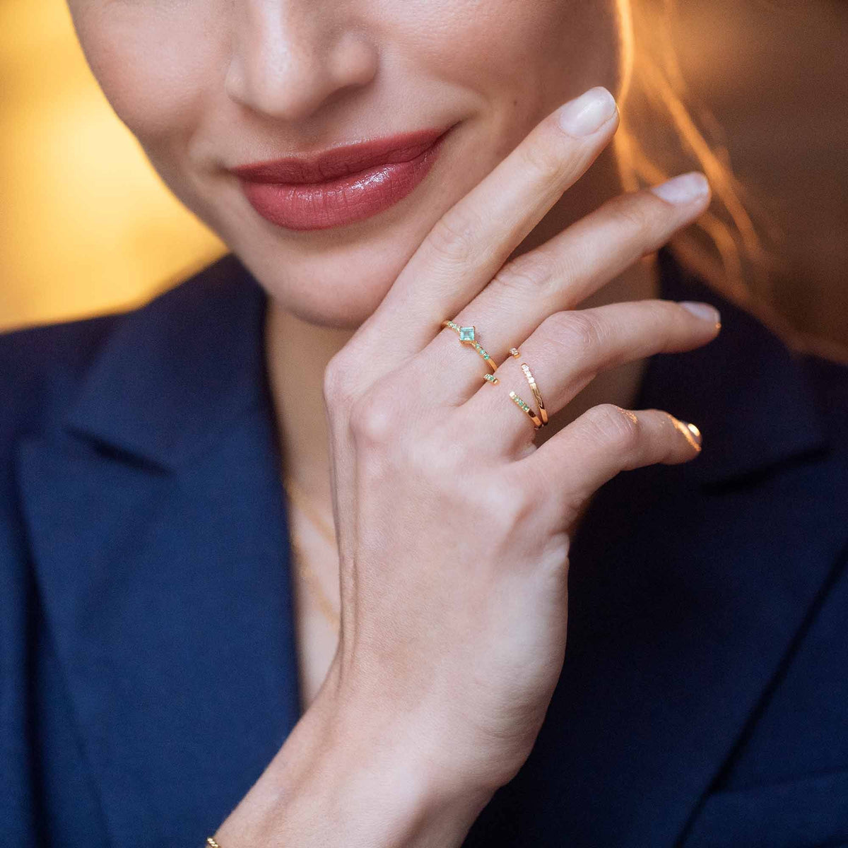 combination de bague pavée de diamant et de bagues en émeraude