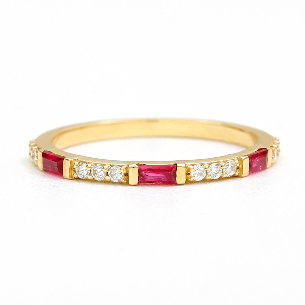 bague éternité baguette en diamant et rubis en or jaune 18 carats