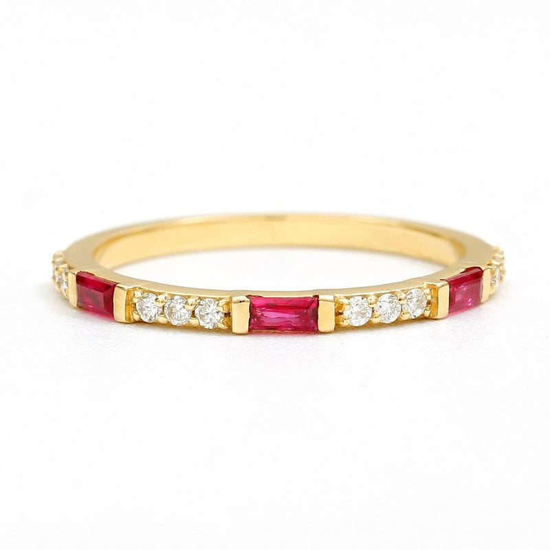 bague éternité baguette en diamant et rubis en or jaune 18 carats