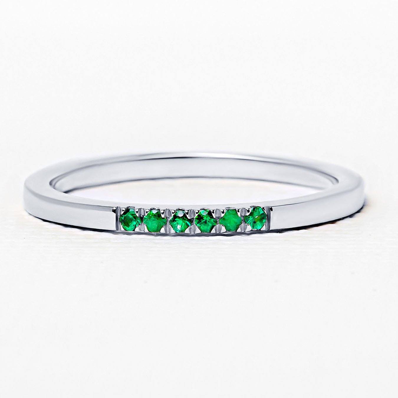 Nisha ring in silver and emeralds