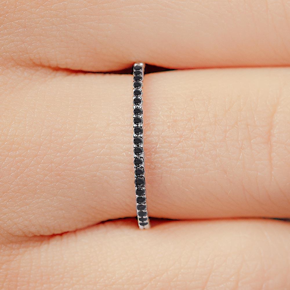 Alianza de eternidad engastada con diamantes negros en oro blanco