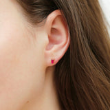 Boucles d'oreilles Shanti rubis solitaire minimaliste