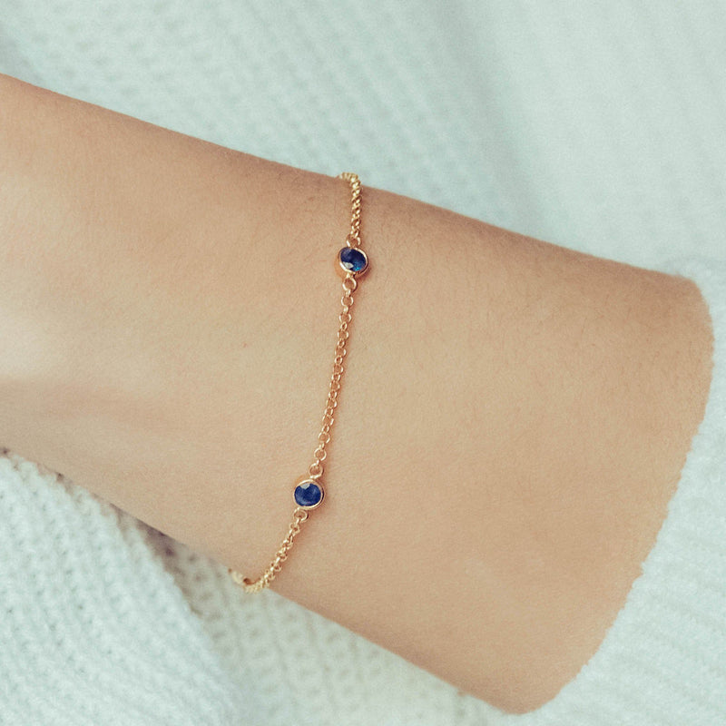 bracelet set with four blue sapphires in yellow gold