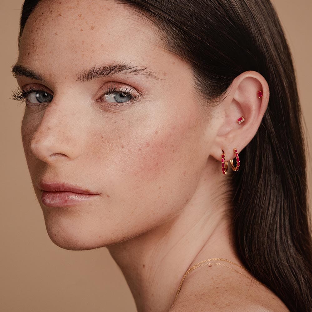 Pendientes de Aro Yatra rubí en oro amarillo