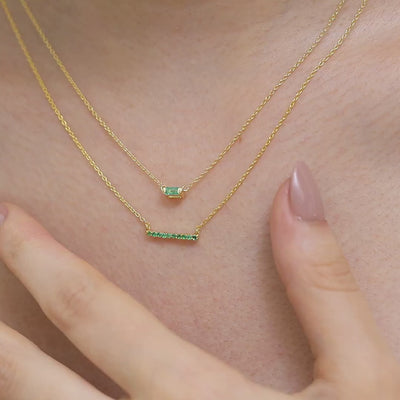 demostración de collares de esmeraldas finas, pasador y baguette